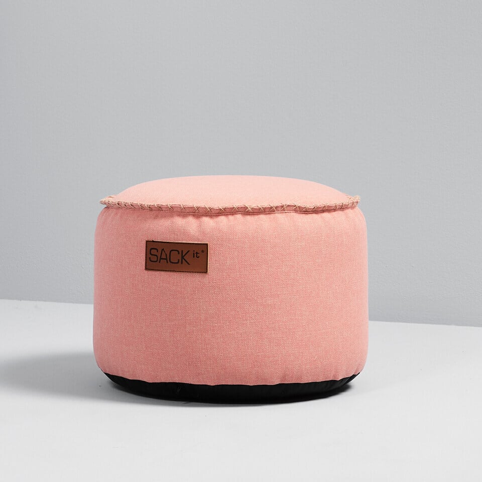 SACKit Cobana Drum rahi rosa, trendikäs säkkituoli, yhdistettynä TRAYit tarjottimeen.