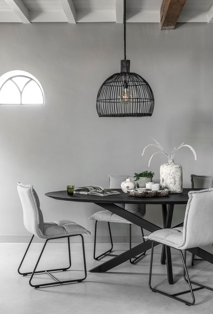 Snugg Timeless Shape jykevä puinen ruokapöytä musta