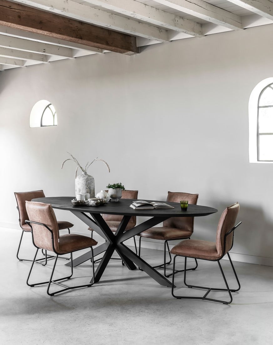 Snugg Timeless Shape jykevä puinen ruokapöytä musta