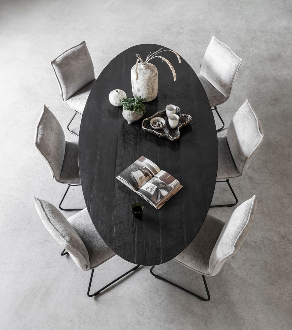 Snugg Timeless Shape jykevä puinen ruokapöytä musta