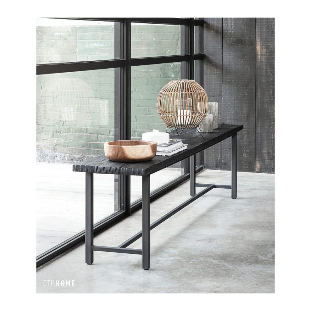Timeless Black bench, musta puinen tiikkipenkki, sopii ruokapöydän penkiksi tai eteiseen.