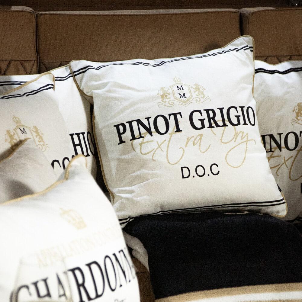 Sisustustyyny valkoinen_ wine pinot gricio
