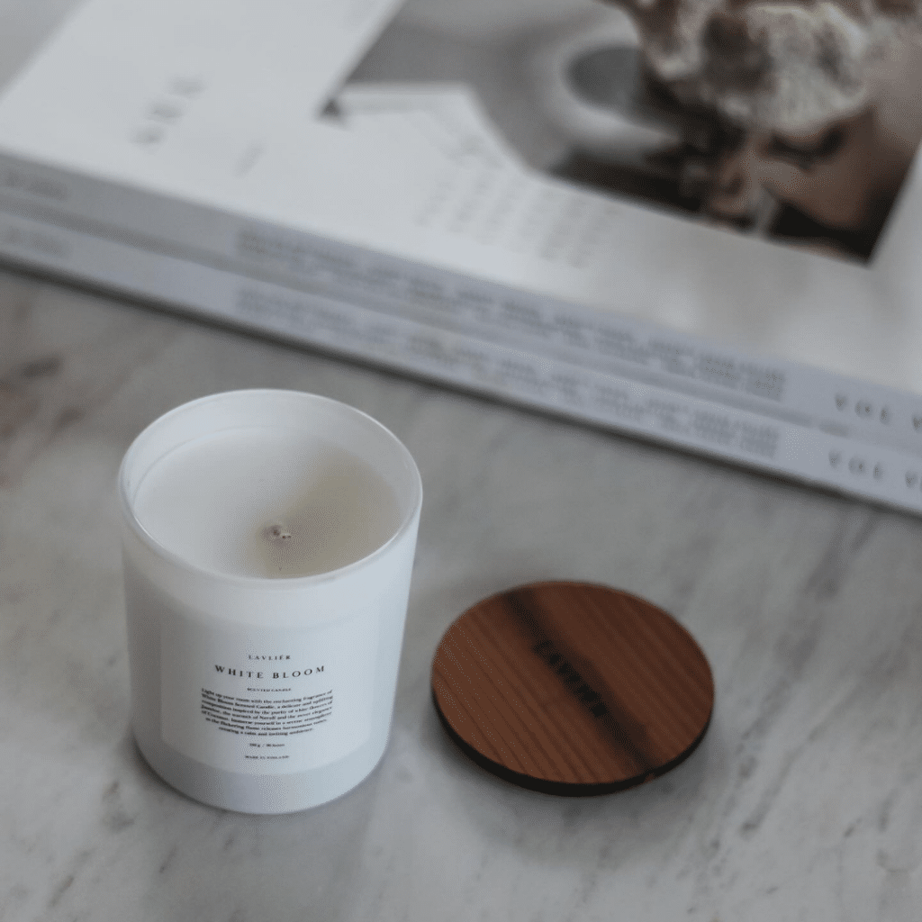 Lavliér White Bloom minimalistinen mattavalkoinen tuoksukynttilä, luonnonvaha, 150 g