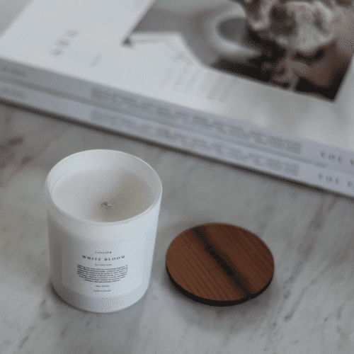 Lavliér White Bloom minimalistinen mattavalkoinen tuoksukynttilä, luonnonvaha, 150 g
