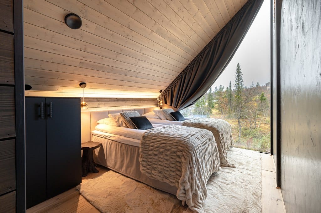 Aura Arctic Chalets Grand Panoramic_makuuhuoneen sisustus_matto_torkkupeitto