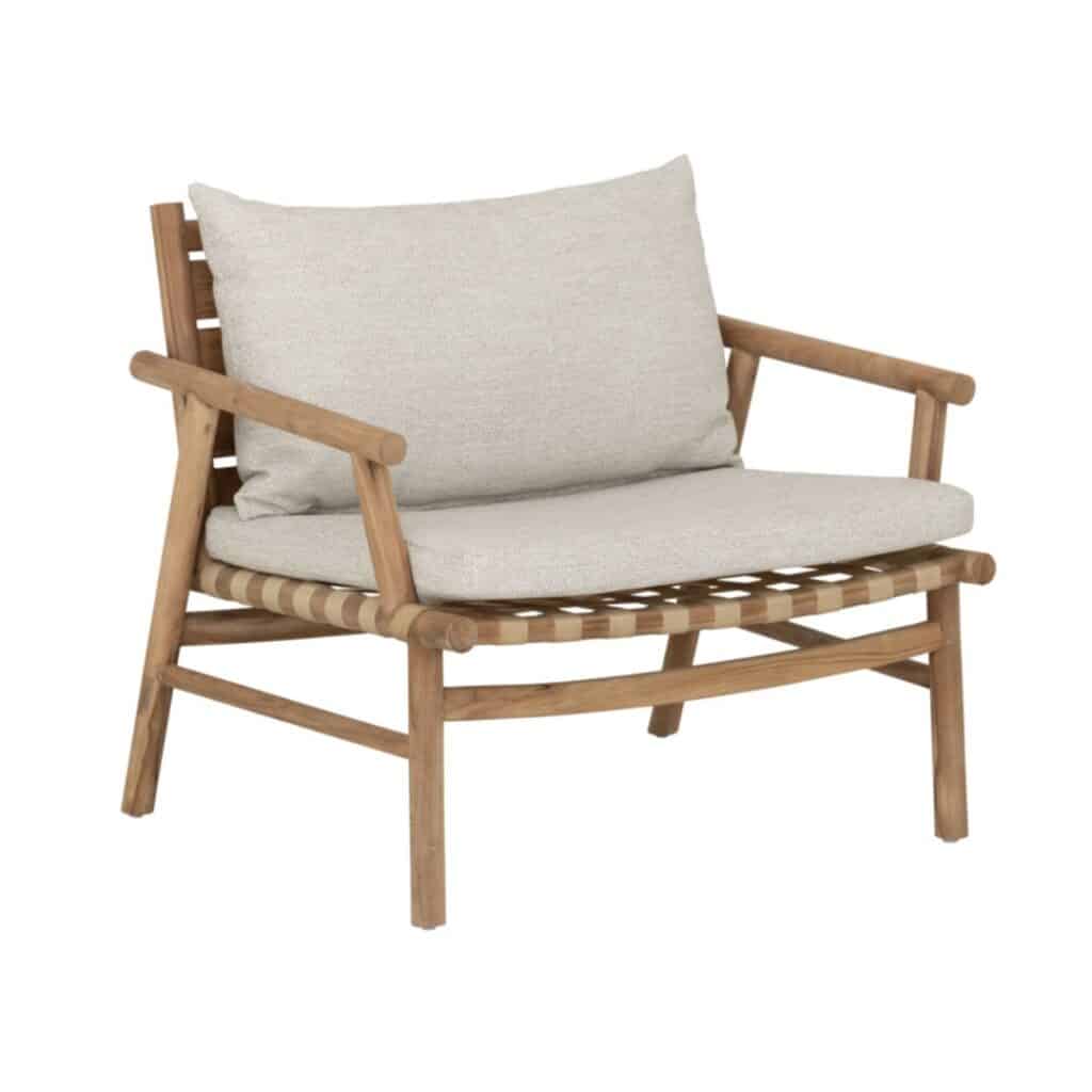 Yoko nojatuoli tiikkipuusta, ajattomaan ulko- ja sisäkäyttöön. Ergonominen, luonnollinen puun sävy.