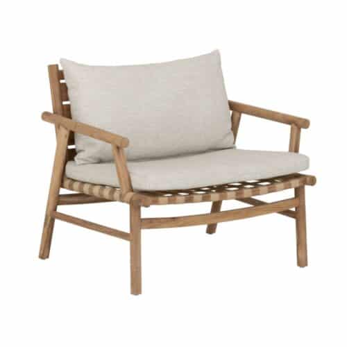 Yoko nojatuoli tiikkipuusta, ajattomaan ulko- ja sisäkäyttöön. Ergonominen, luonnollinen puun sävy.