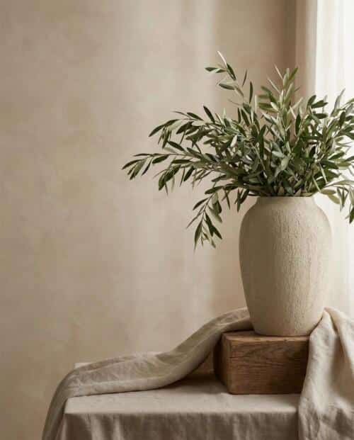 Linjakas beige saviruukku medium, luonnollinen materiaali, moderni sisustuselementti kukille