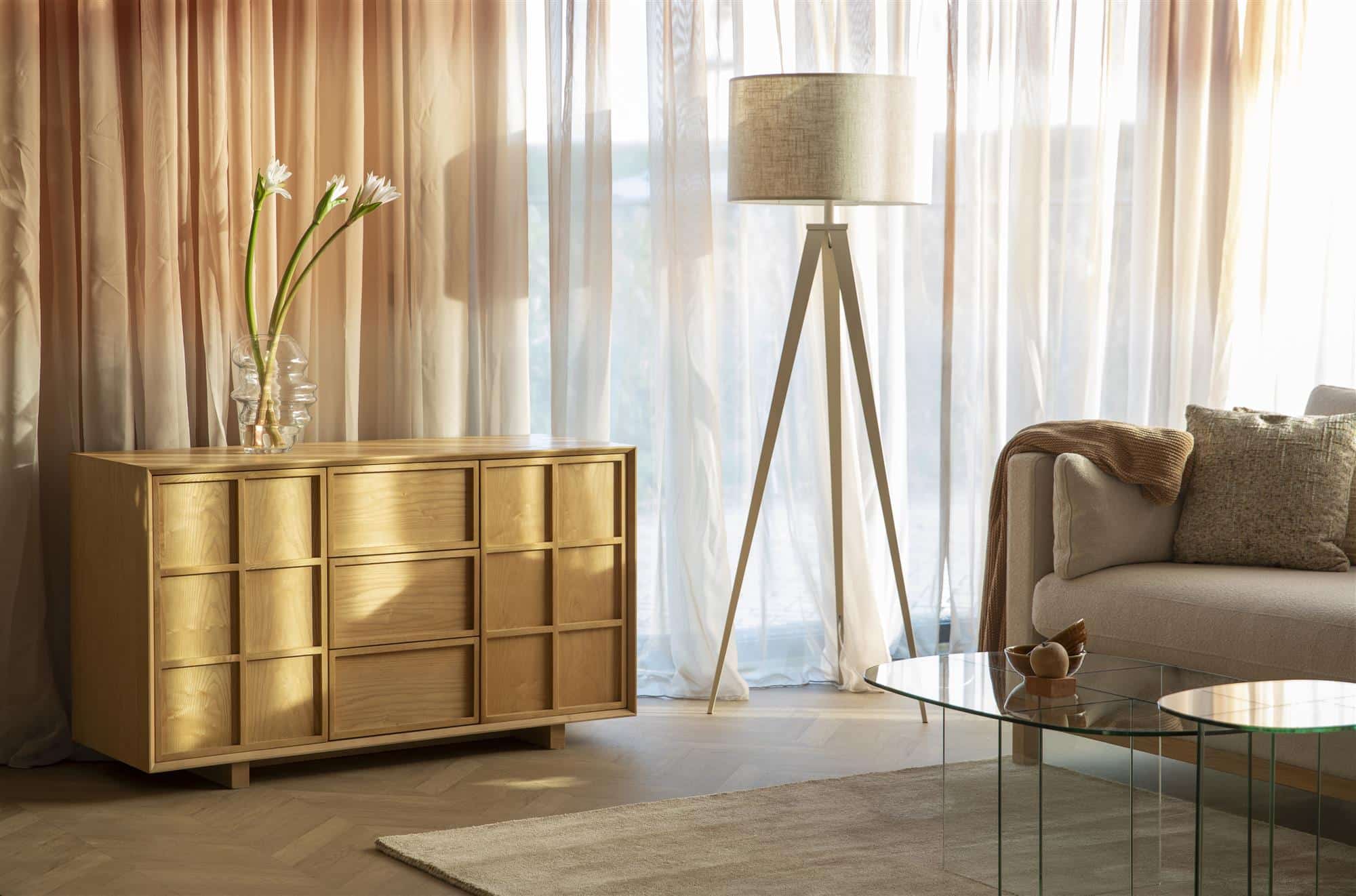 kolmijalkainen lattiavalaisin beige